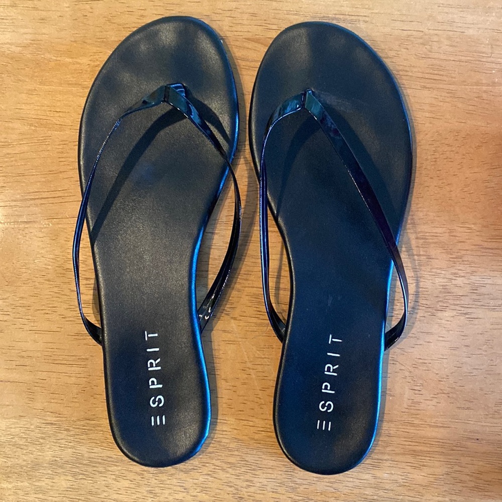 Women’s size 9 shiny black strap Esprit flip flops